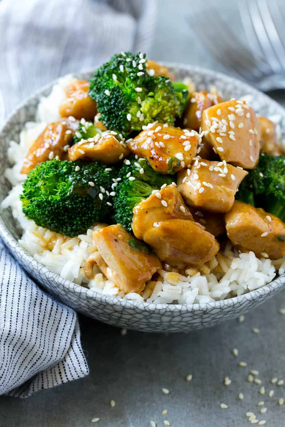 https://healthyfitnessmeals.com/wp-content/uploads/2018/01/chicken-and-broccoli-stir-fry-4.jpg