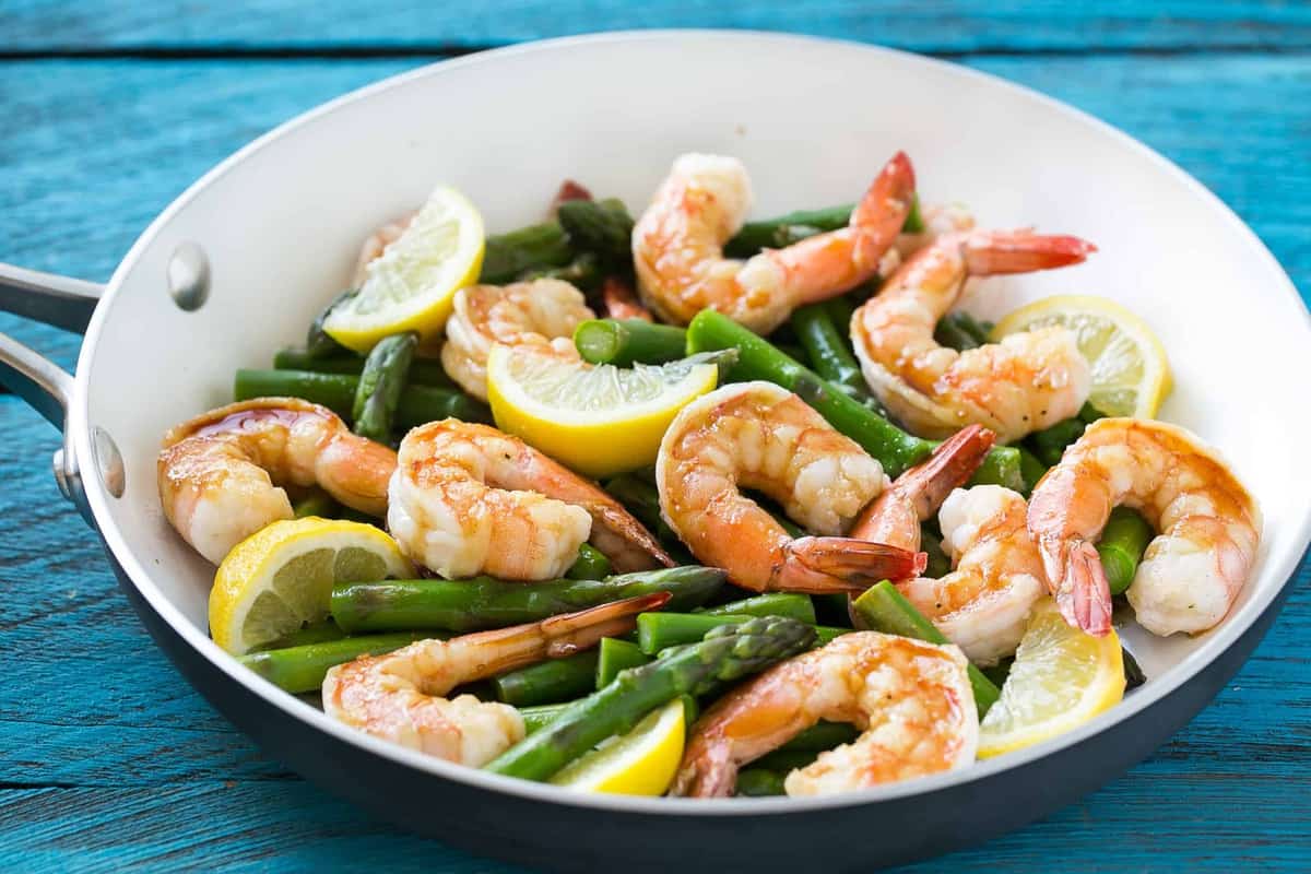 Lemon Asparagus Shrimp in a skillet