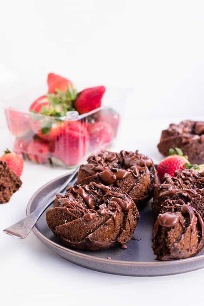 https://healthyfitnessmeals.com/wp-content/uploads/2018/05/Chocolae_Mini_Bundt_Cakes2.jpg