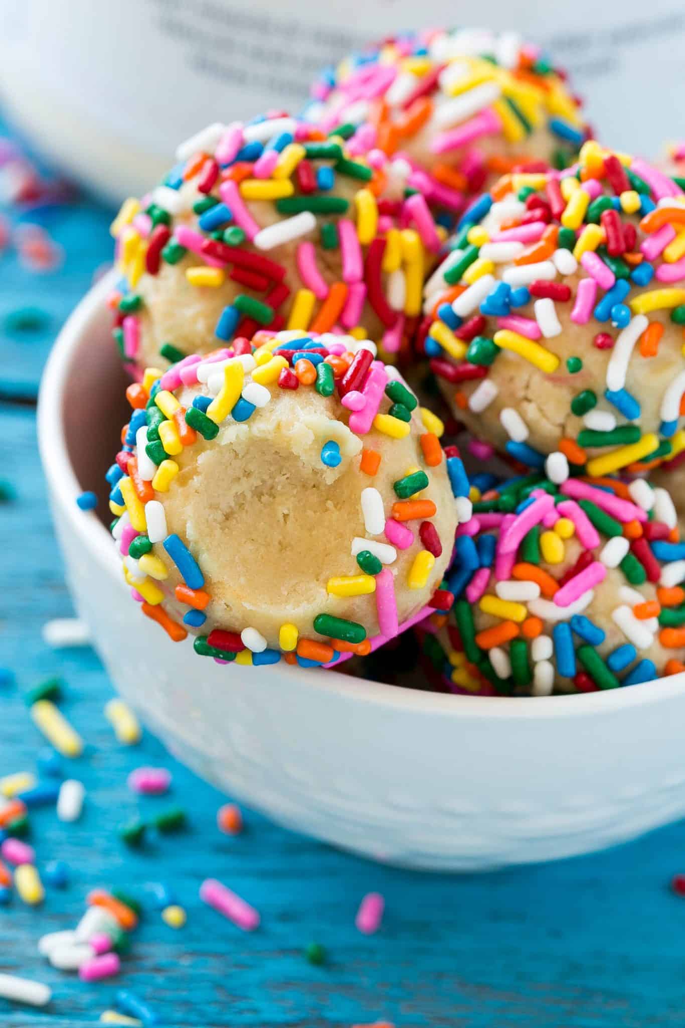 https://healthyfitnessmeals.com/wp-content/uploads/2018/06/birthday-cake-protein-bites-8.jpg