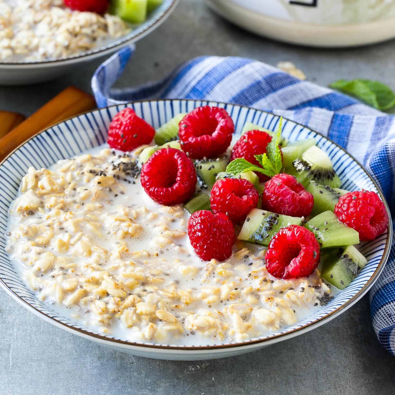 https://healthyfitnessmeals.com/wp-content/uploads/2018/06/instagram-In-Stream_Square___protein-overnight-oats-3.jpg