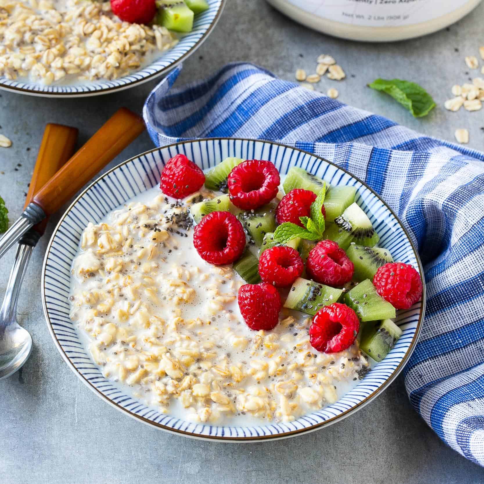 https://healthyfitnessmeals.com/wp-content/uploads/2018/06/instagram-In-Stream_Square___protein-overnight-oats-5.jpg