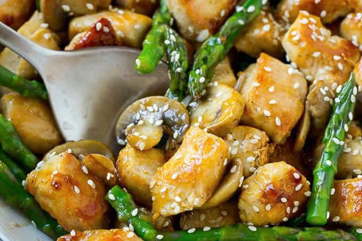 stir fry made with chicken and asparagus.