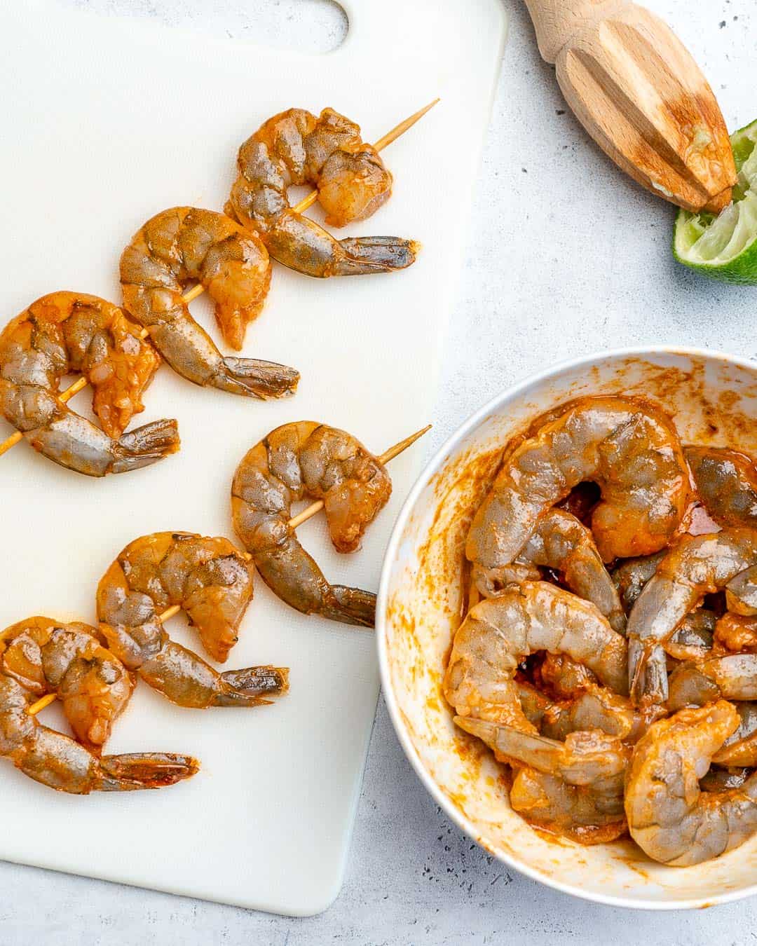 raw seasoned shrimp on skewers 