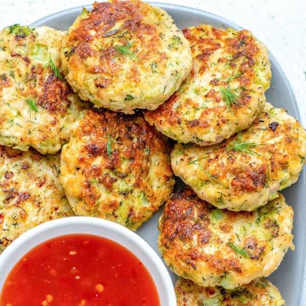 chicken fritters made with broccoli on a plate.