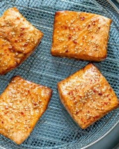 Sprinkle with sesame seeds and chili flakes.