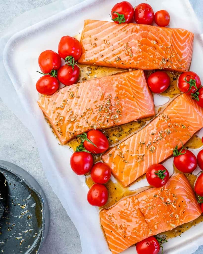 Salmon fillets with tomatoes and seasoning