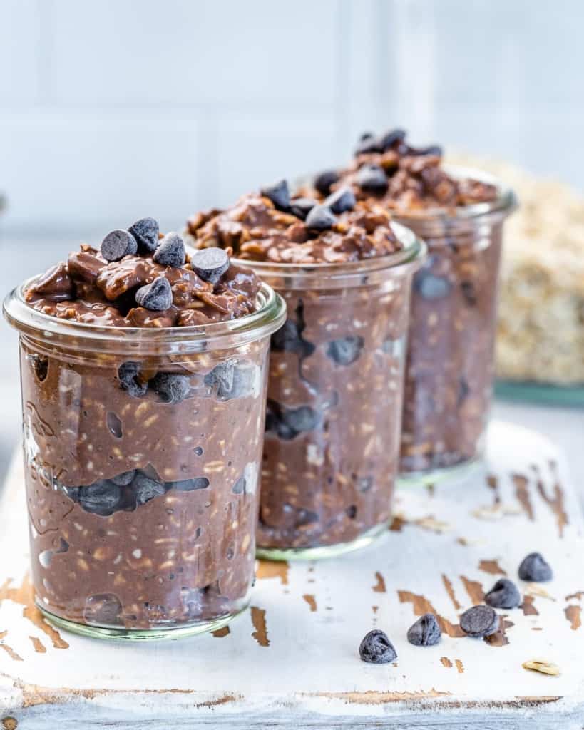 https://healthyfitnessmeals.com/wp-content/uploads/2021/04/Chocolate-overnight-oats-7-819x1024.jpg