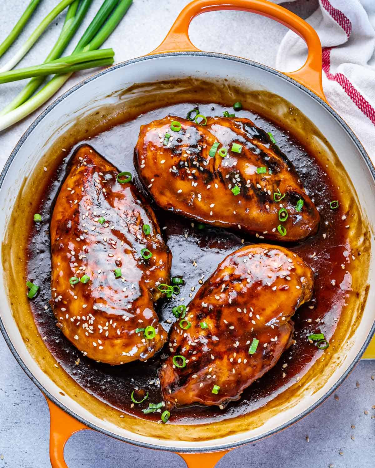 pan with Asian chili chicken breasts in sauce 