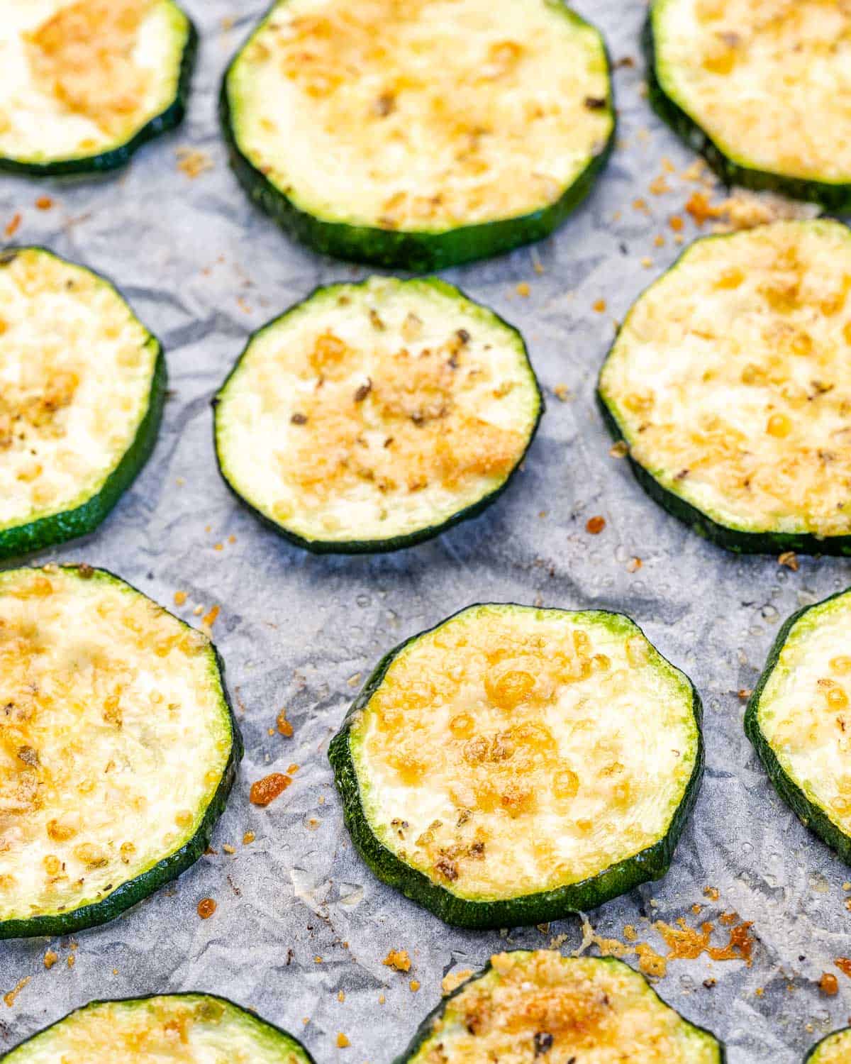 sliced bake zucchini chips with parmesan