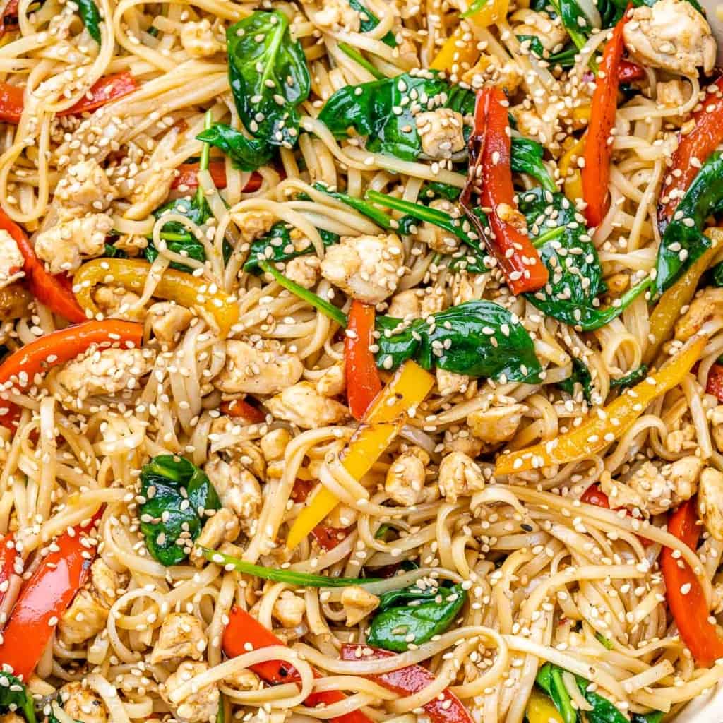 close up of lo mien with veggies and chicken