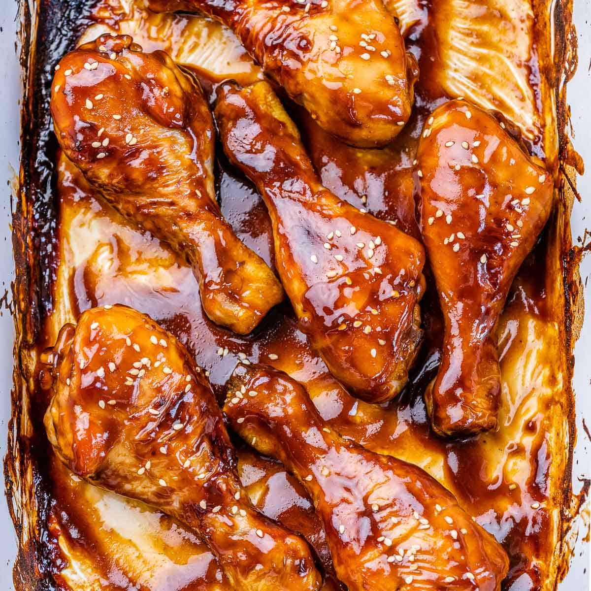 top view chicken drumsticks in a dish