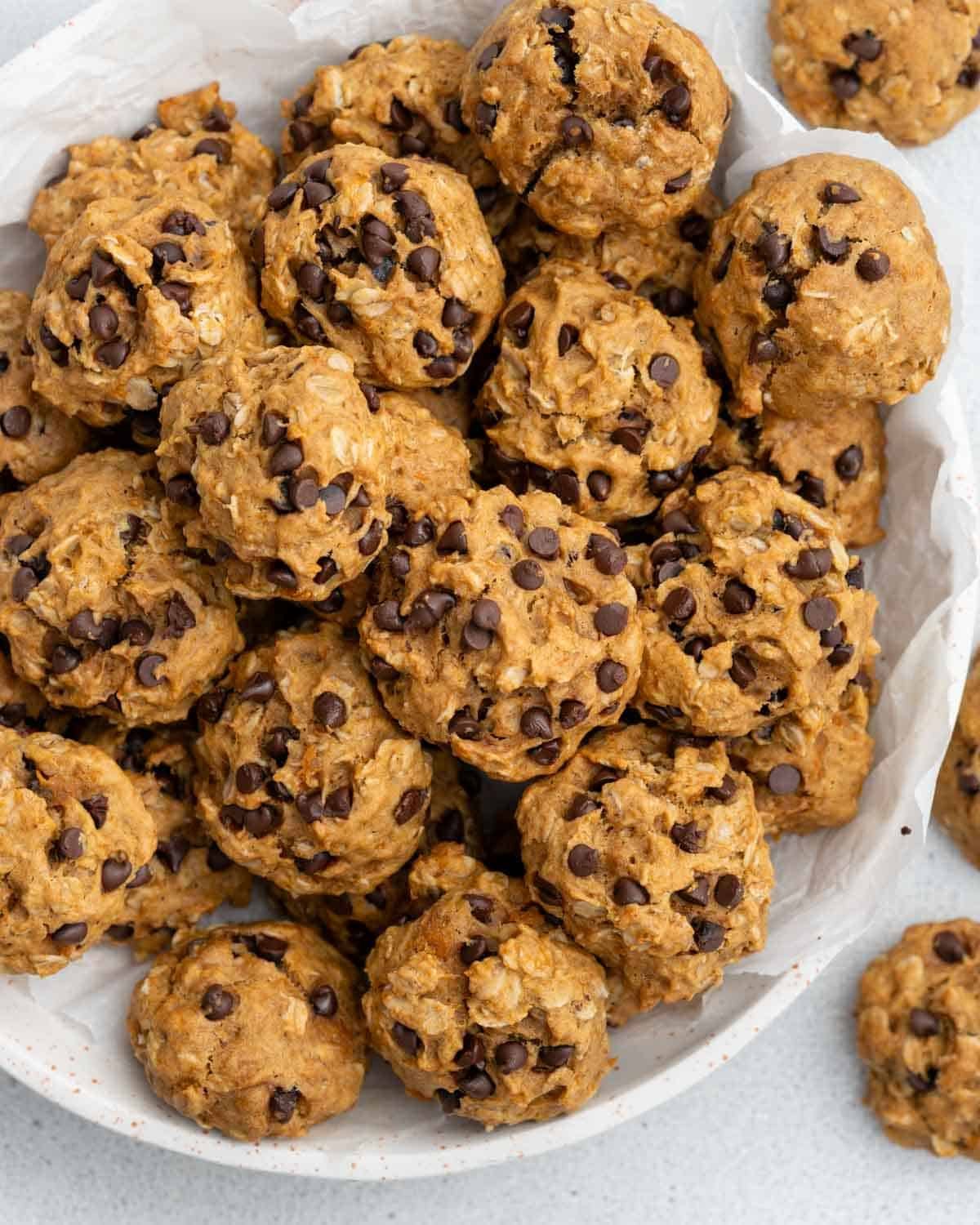 Cookies are placed in a bowl.