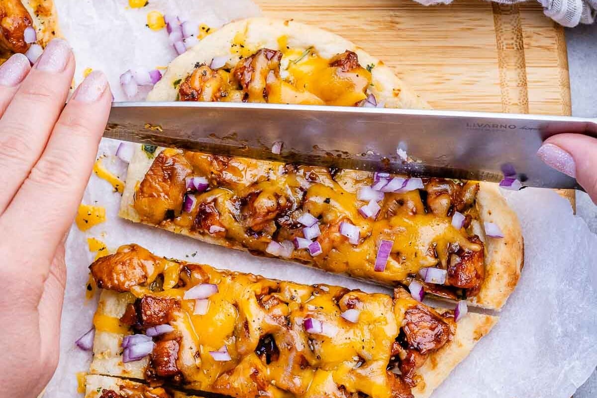 slicing bbq chicken naan.