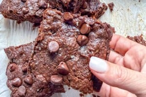 hand holding a brownie.