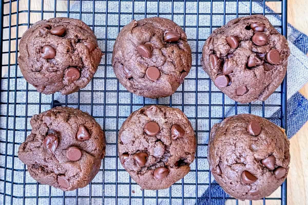 baked cookies on a wire rack.